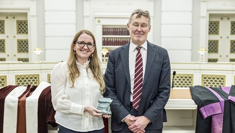 Professor, lektor og forsker modtager pris af fond