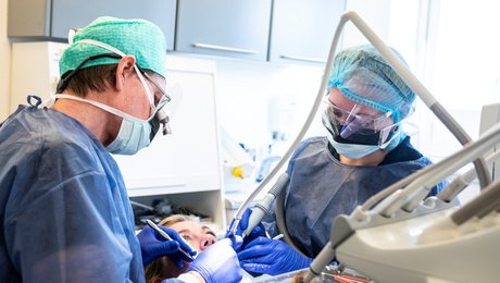 På Christiansborg roser de alle deres nye tandlægeaftale. Men udenfor murene er reaktionen en anden