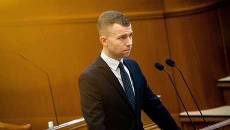 Ingen sager er for små for Folketingets mest spørgelystne politiker. Eks-minister advarer mod misbrug