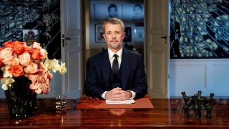 Kongen talte om næstekærlighed. Alligevel jublede vi, da aktivist blev skubbet omkuld