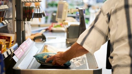 Regeringspartier vil ikke kontrollere, om ny check bliver brugt på mad: "Det må vi gå ud fra"