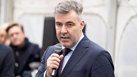 To selskaber byder på milliardudbud. "Heldigt, jeg havde is i maven," siger klimaministeren