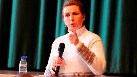 Mette Frederiksen tøver med de grønne løfter. Det er der en god grund til