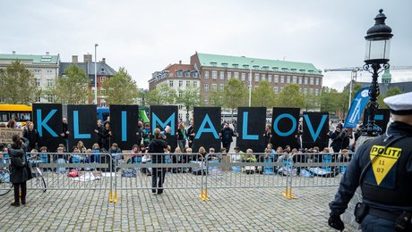 Vi er græsrødderne, der organiserede klimavalget i 2019. Nu sparker vi døren ind til Christiansborg