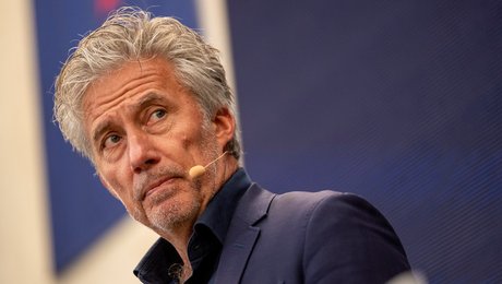 V-politiker fejrer udsættelse af EU-ligelønsregler. Nu vil han give dem kniven