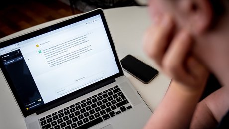 Kunstig intelligens giver mange danskere ondt i maven, men glimrer ved sit fravær i valgkampen