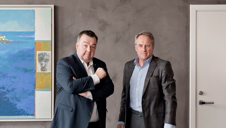 Magtfuld Metal-boss klapper i om formueskat