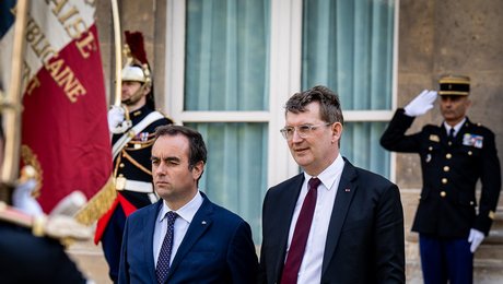 Regeringskontorerne i London, Berlin og Paris dybt involverede i fregat-bejleri. Det stiller særlige krav til nyt folketing