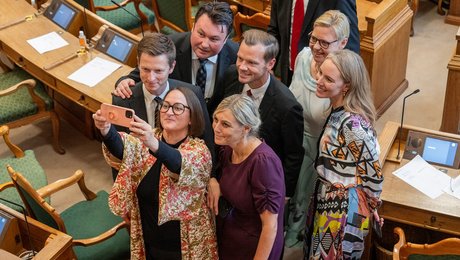 Det er symbolpolitik, når politikere vil forbyde sociale medier for unge, mens de selv har et absurd overforbrug