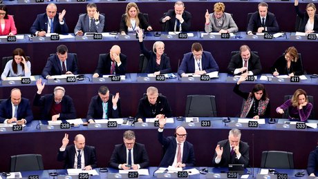 Det sker i EU: Parlamentet affyrer første bredside i slaget om fremtidens pengekasse