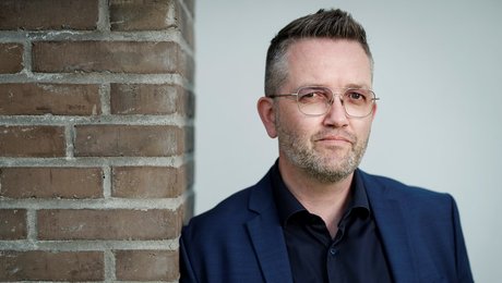 Arbejdsgiverforening til DM: Regeringen udvander ikke løndirektivet. Den overimplementerer det