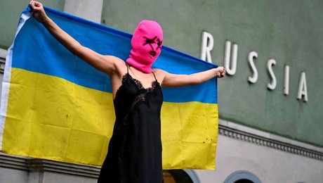 Ruslands tilbagekomst til kunstens fine selskab har affødt voldsomme protester. Ny skyder ambassadør igen