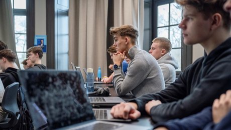 Ni uddannelsesaktører: Det er ikke rimeligt, at hhx ikke har samme økonomiske vilkår som andre gymnasier