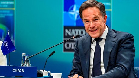 Bag Nato-chefens smil lurer frygten for topmøde-bombe fra Trump