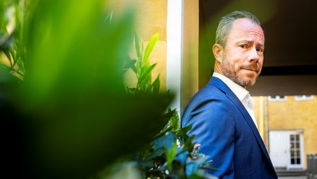 Er toppolitik blevet for brutalt? Her er månedens tre mest interessante bøger