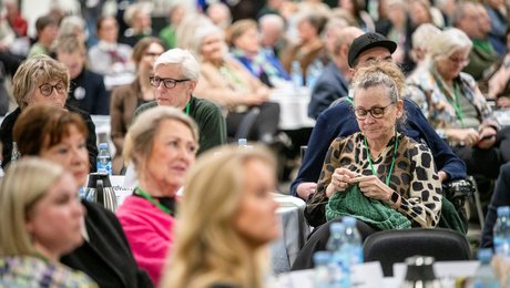 10.000 ældre har tilmeldt sig vores webinar om kunstig intelligens. Men AI-debatten handler kun om unge