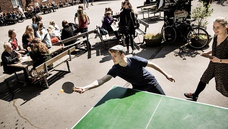 Bordtennisborde og streetbasket-baner skal være et krav i fremtidens byplanlægning  