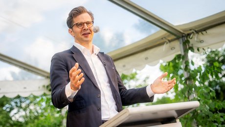 Vanopslagh i grundlovstale: "Med bind for øjnene bliver milliarderne lovet ud til højre og venstre"