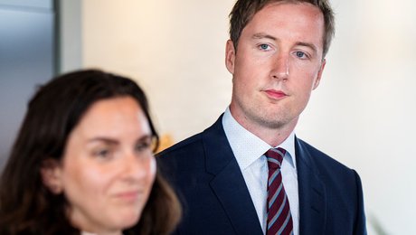 Børnerådet og Joannahuset til nye ministre: Giv børn ret til selv at kunne søge væk fra voldelige forældre