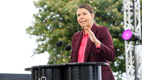 Franciska Rosenkilde: Hallo mand, der står fucking "bælgfrugter" i regeringsgrundlaget