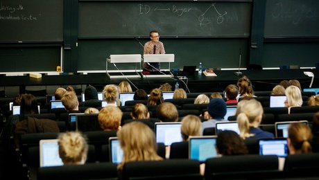 FH: Efteruddannelse er afgørende førstehjælp, når kunstig intelligens ruller ind på arbejdsmarkedet