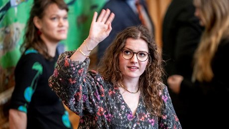 Folketingets næstyngste medlem vil værne om udskældt DF’er. For hun har selv mærket presset