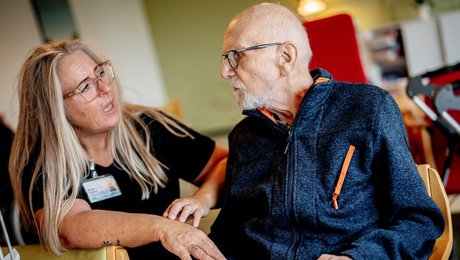 FOA og professor: Vi har spurgt 3.000 ansatte i ældreplejen, hvad de synes om de tværfaglige teams. Her er deres svar