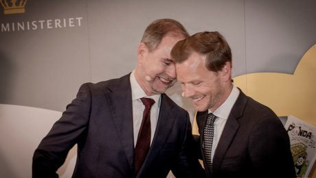 Han bliver måske S-formand. Nu er han landets mest populære politiker