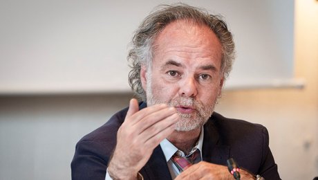 Han er den længst siddende overvismand i historien. Nu takker han af 