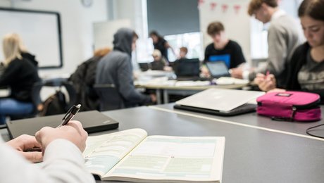 Fire debattører: AI skal begrænses i skolen, da brugen kan virke fordummende på børn og unge