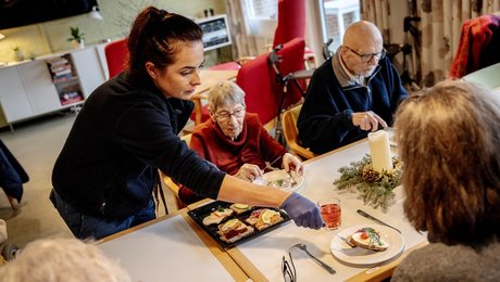 Mine frikadeller er heller ikke indbydende i en transportbakke. Flyt madlavningen tilbage på plejehjemmet