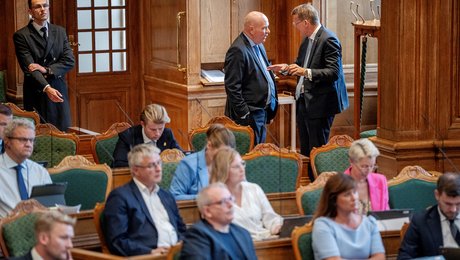 Da fem V-medlemmer stemte mod Troels Lund, kastede de deres parti ud i krise. Men ifølge Rasmus Jarlov bør flere gøre det