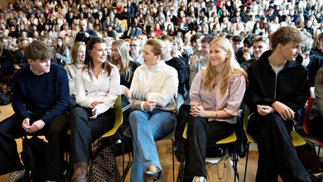 Gymnasielærere vil have varm kartoffel på bordet efter sager om social kontrol på ungdomsuddannelser