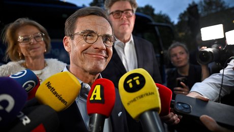 Statsministeren lignede en, der ikke orkede sin egen fest, indtil sen måling landede. Nu står Sverige med en "gyser"
