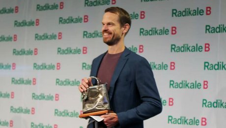 Svend Brinkmann modtager pris af Radikale