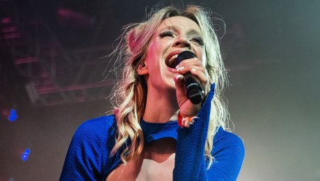 Konservatoriet anbefalede hende at søge ind på scenekunstskolen. Nu hædres hun for sin musik