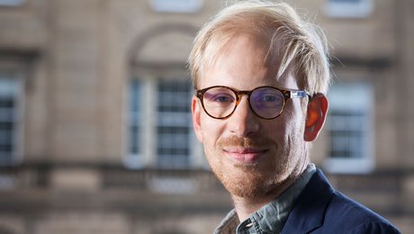 Han giver den selvfede middelklasse et los i bagdelen