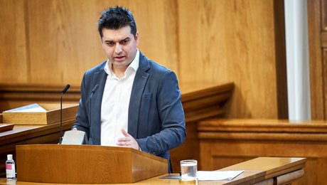 Mohammad Rona er flygtet fra krig til midten af dansk politik. Torsdag stod han på talerstolen: Der er et svar, jeg fortryder
