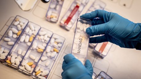Sygeplejersker får ny rolle i ældreplejen. Bag kulisserne peger KL på risiko for svækket patientsikkerhed