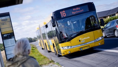 Regeringen vil betale busbilletten for de unge. Udenfor byerne har danskerne et helt andet ønske