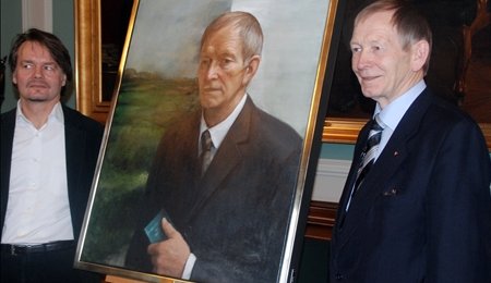 Mejdahl foreviget foran kirke og marker