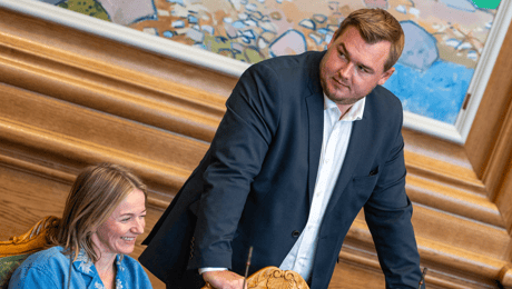 Folketingsmedlem går på barsel – tidligere minister overtager ordførerskaber
