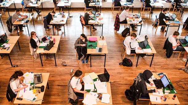 CBS-professor: Tryllebundet af skærmen skal vi forgå