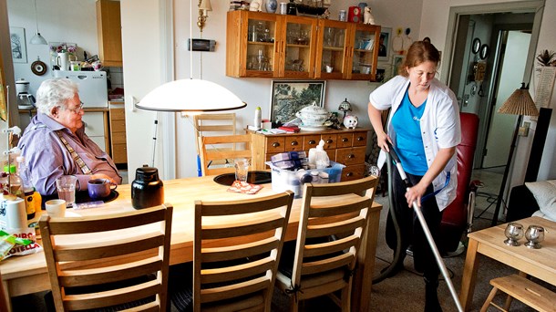 Ny overenskomst skal sikre uddannelse til ufaglærte hjemmehjælpere