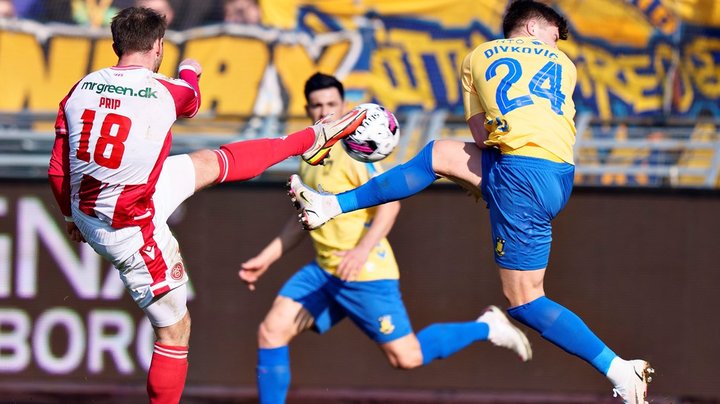 V kræver lige konkurrence mellem Superligaen og udenlandske fodboldbrands