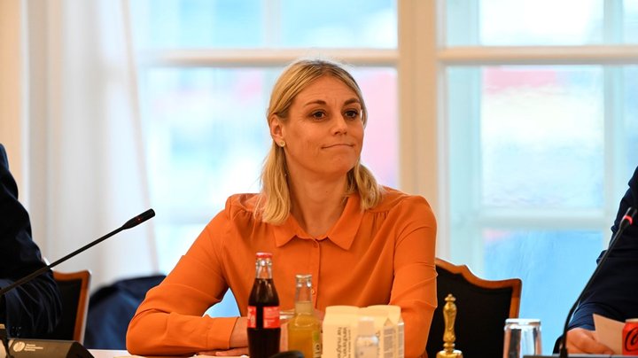 S lægger pres på V-minister: Kvindelige præster skal ikke kunne fravælges på grund af deres køn