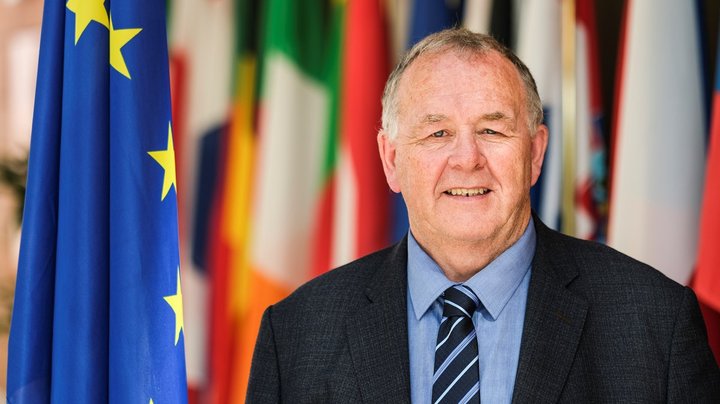 Her er manden, der taler civilsamfundets sag i Bruxelles. Han frygter, at manglende støtte kan drive ngo’er ud i ekstremisme