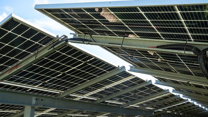 Borger: Parkeringspladser er grimme. Hvorfor fylder vi dem ikke med solceller?