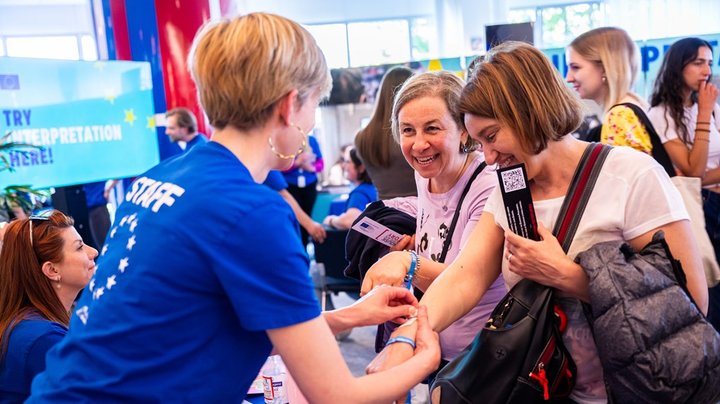 Frygt og bæven fra danskere inden stor EU-jobeksamen: ”Jeg ved, der kun er 0,8 procents chance for at komme igennem nåleøjet”