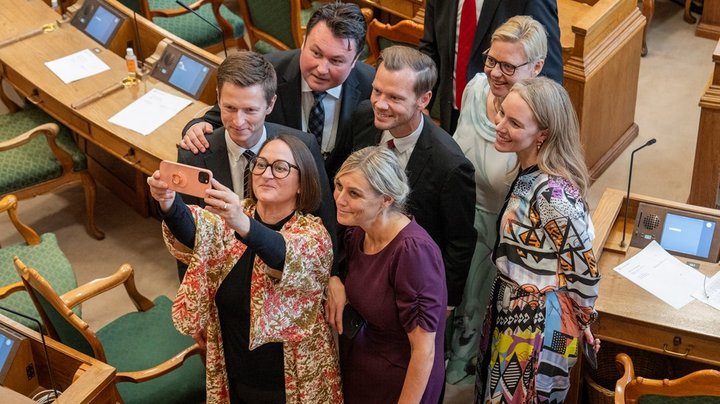 Det er symbolpolitik, når politikere vil forbyde sociale medier for unge, mens de selv har et absurd overforbrug